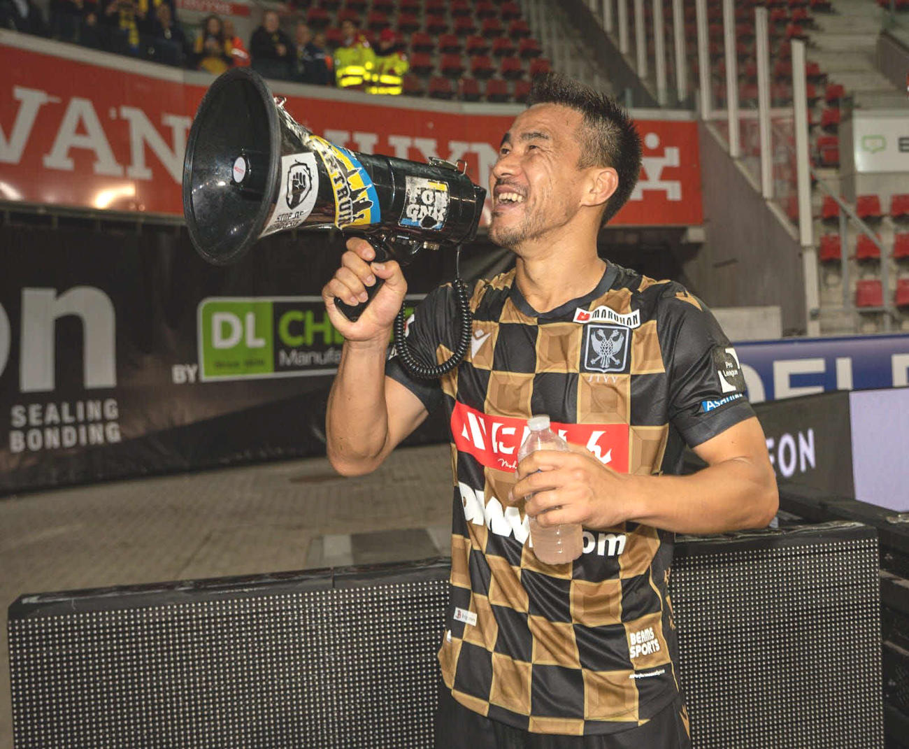 試合後、マイクでファンに呼びかける岡崎（C）STVV