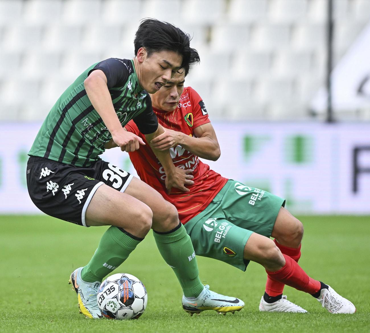 前半、競り合うセルクル・ブリュージュの上田（左）とオーステンデの坂元（共同）