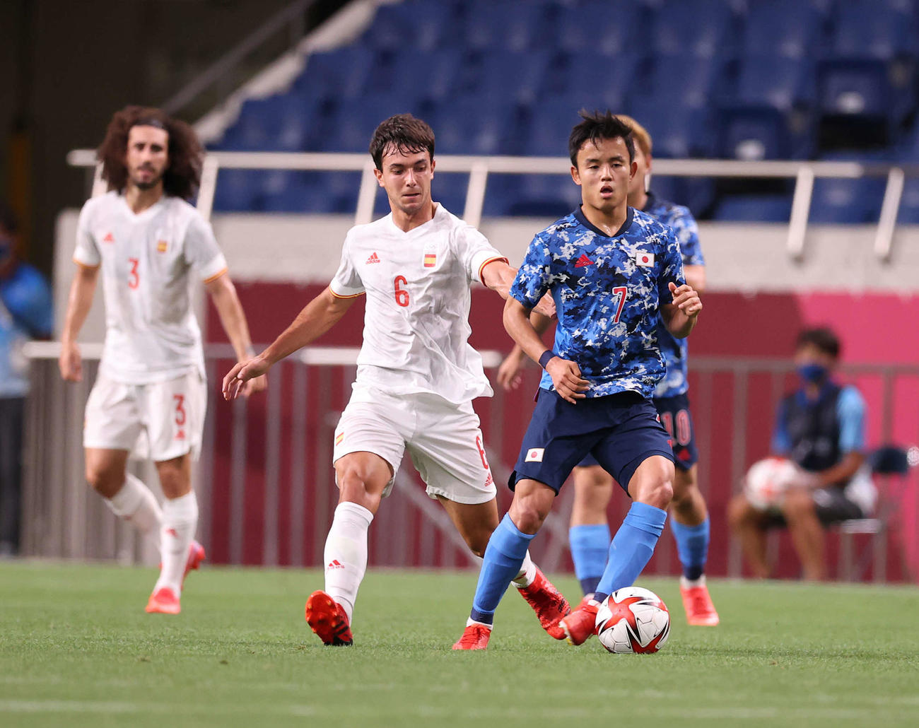 21年8月　日本対スペイン　前半、ボールをキープする久保（右）左はスビメンディ