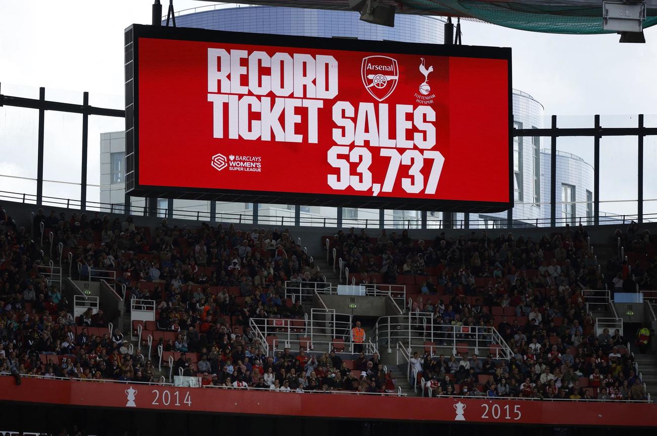 チケットが過去最高の5万3757枚売れたことを表示するエミレーツ・スタジアムのビジョン（ロイター）