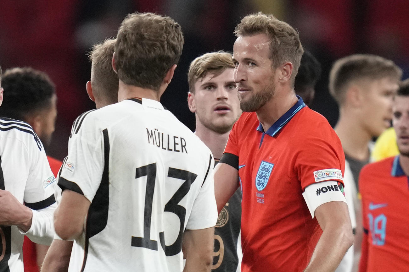 欧州ネーションズリーグ　試合終了後、ドイツのトーマス・ミュラーと目を合わせるイングランドのハリー・ケーン（AP）