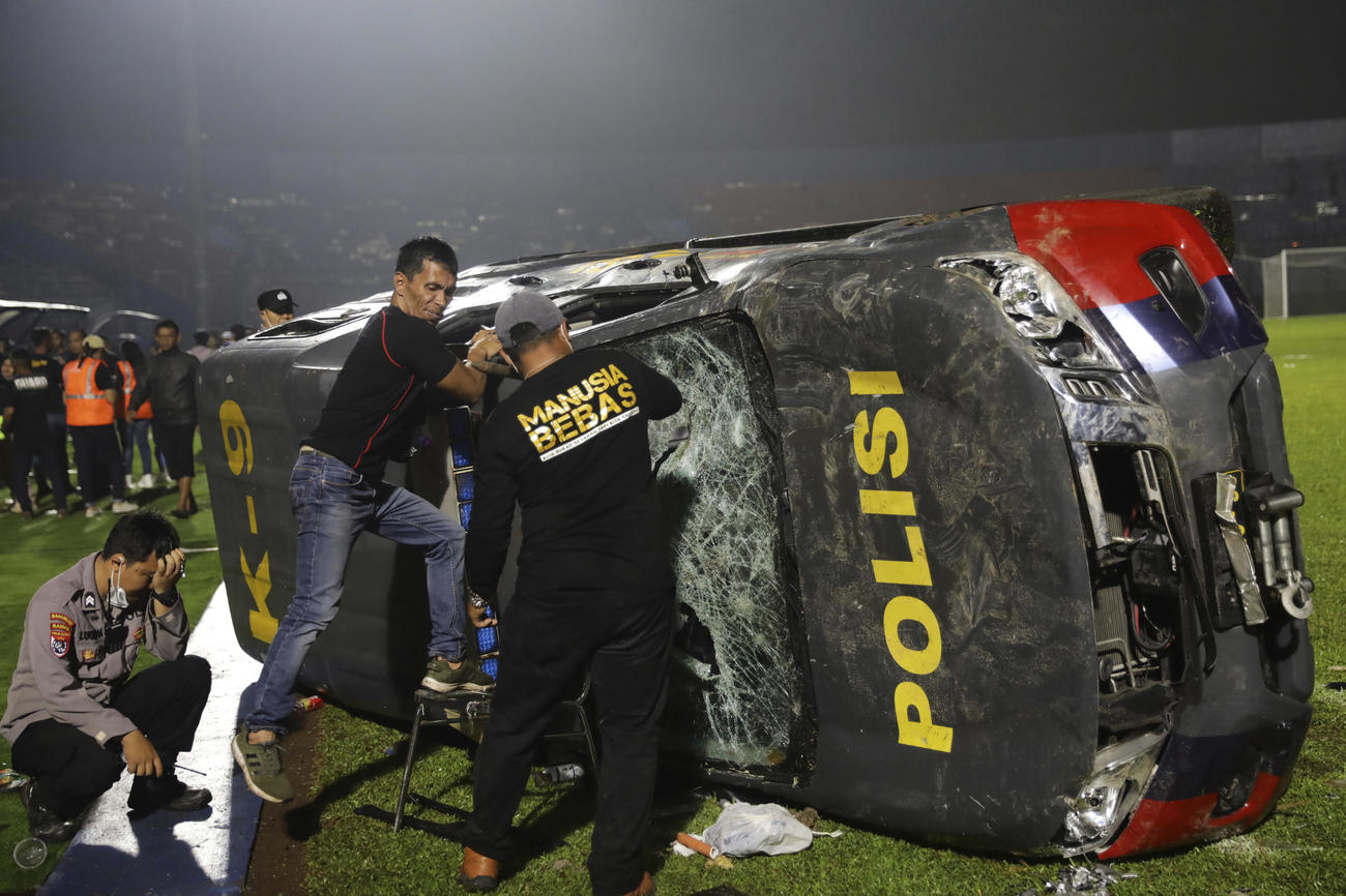 スタジアムでの乱闘で破壊された警察車両（AP）