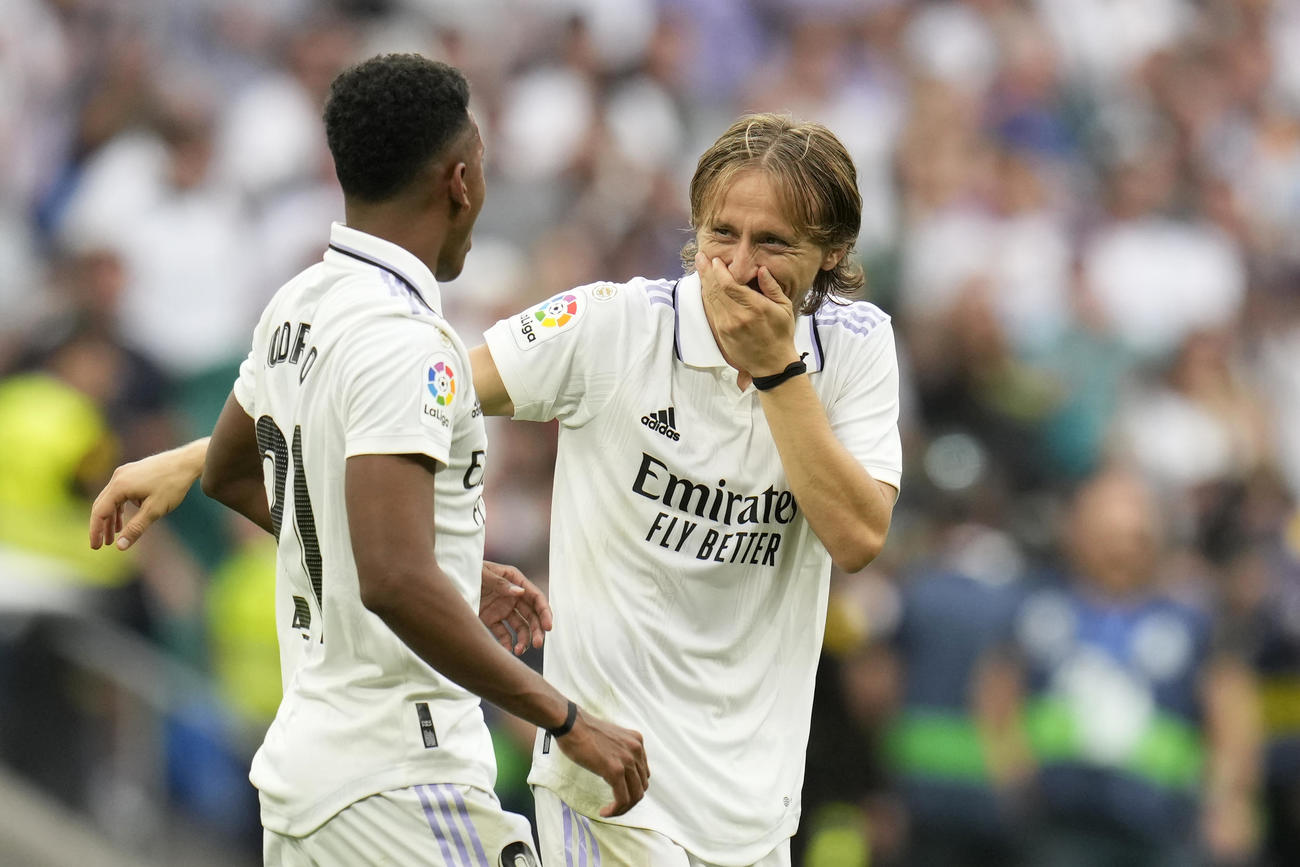 バルセロナに勝利しレアル・マドリード・ロドリゴ（左）と抱き合うモドリッチ（AP）
