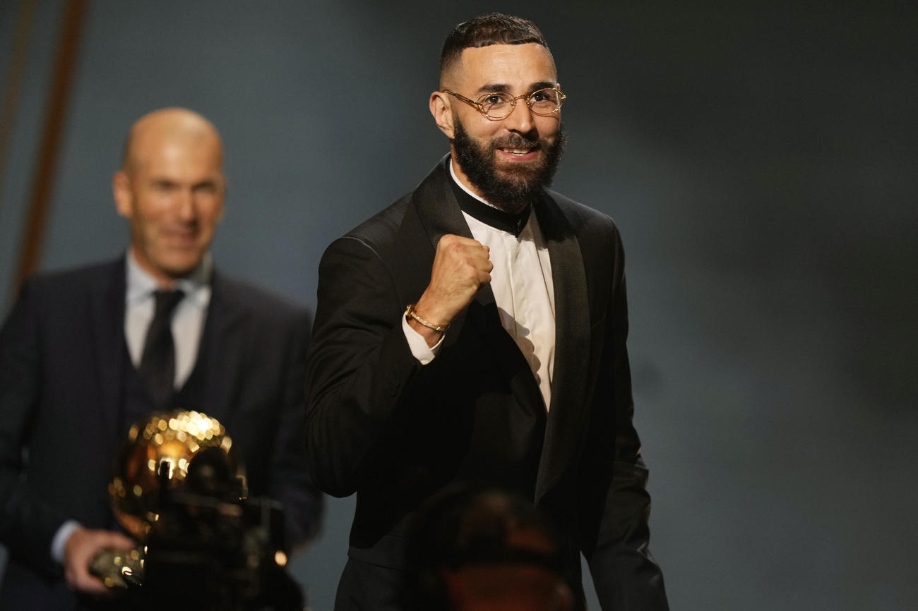バロンドールを受賞したベンゼマ。後方はジダン氏
（AP）