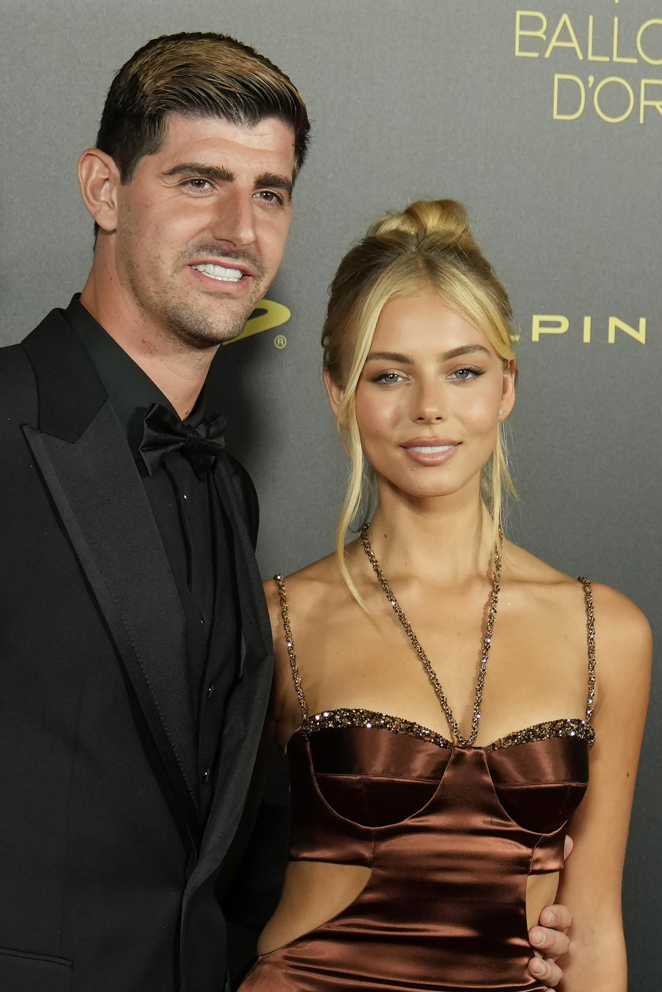 パートナーとともにバロンドール授賞式に出席したレアル・マドリードのクルトワ（左）（AP）