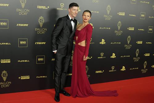 バロンドール授賞式に出席したバルセロナのレバンドフスキ夫妻（AP）