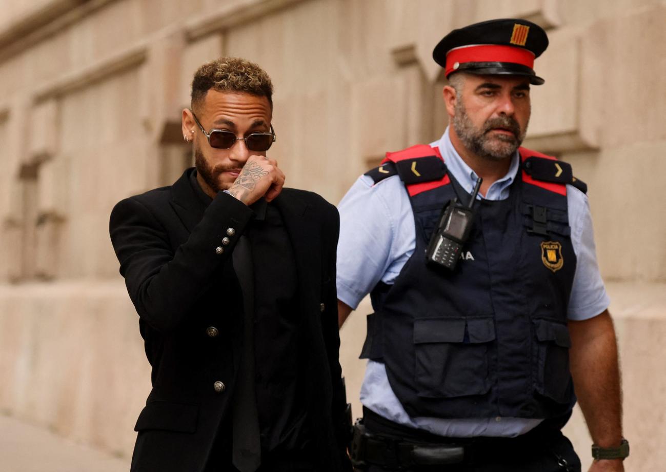 バルセロナの裁判所を後にするネイマール（中央）（ロイター）