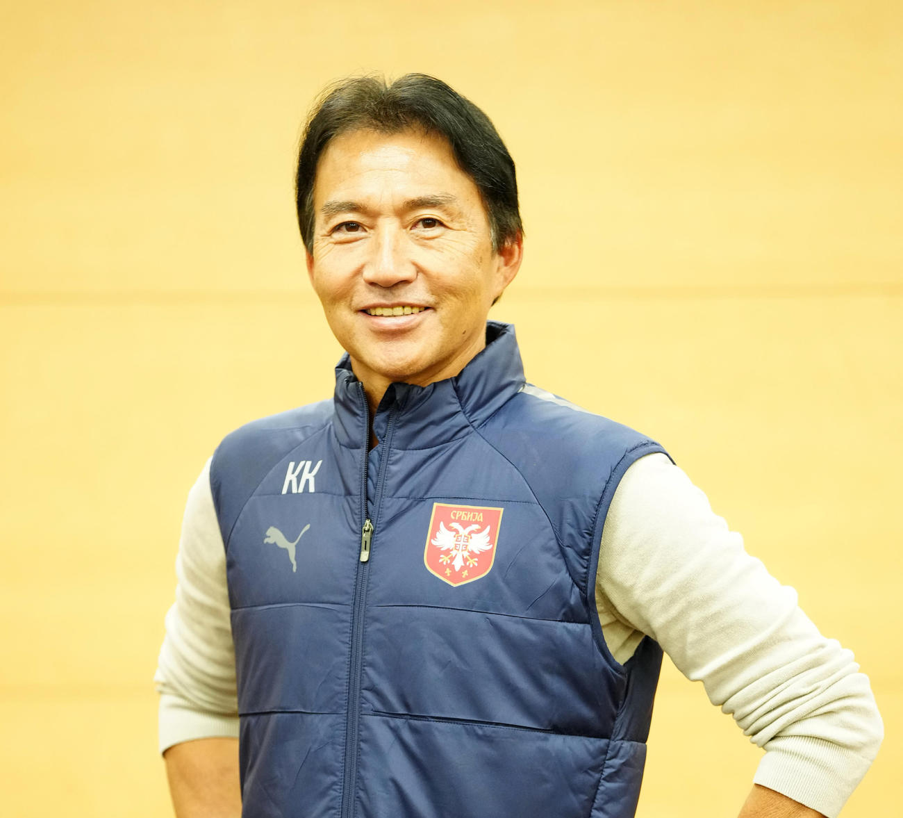 笑顔を見せるサッカーセルビア代表の喜熨斗アシスタントコーチ（撮影・江口和貴）