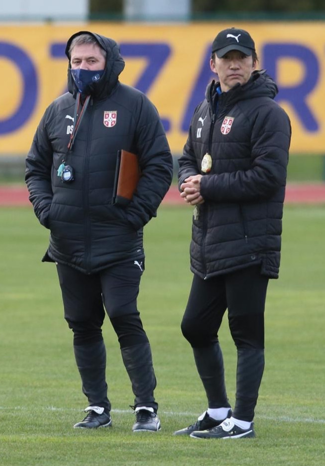 セルビア代表のアシスタントコーチとしてW杯に臨む喜熨斗勝史氏（右）。左は同代表のドラガン・ストイコビッチ監督（喜熨斗氏提供）