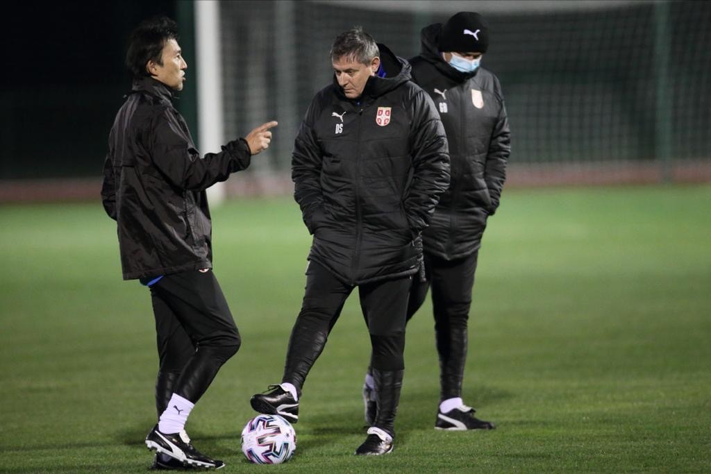 喜熨斗勝史氏（左）とドラガン・ストイコビッチ監督（喜熨斗氏提供）