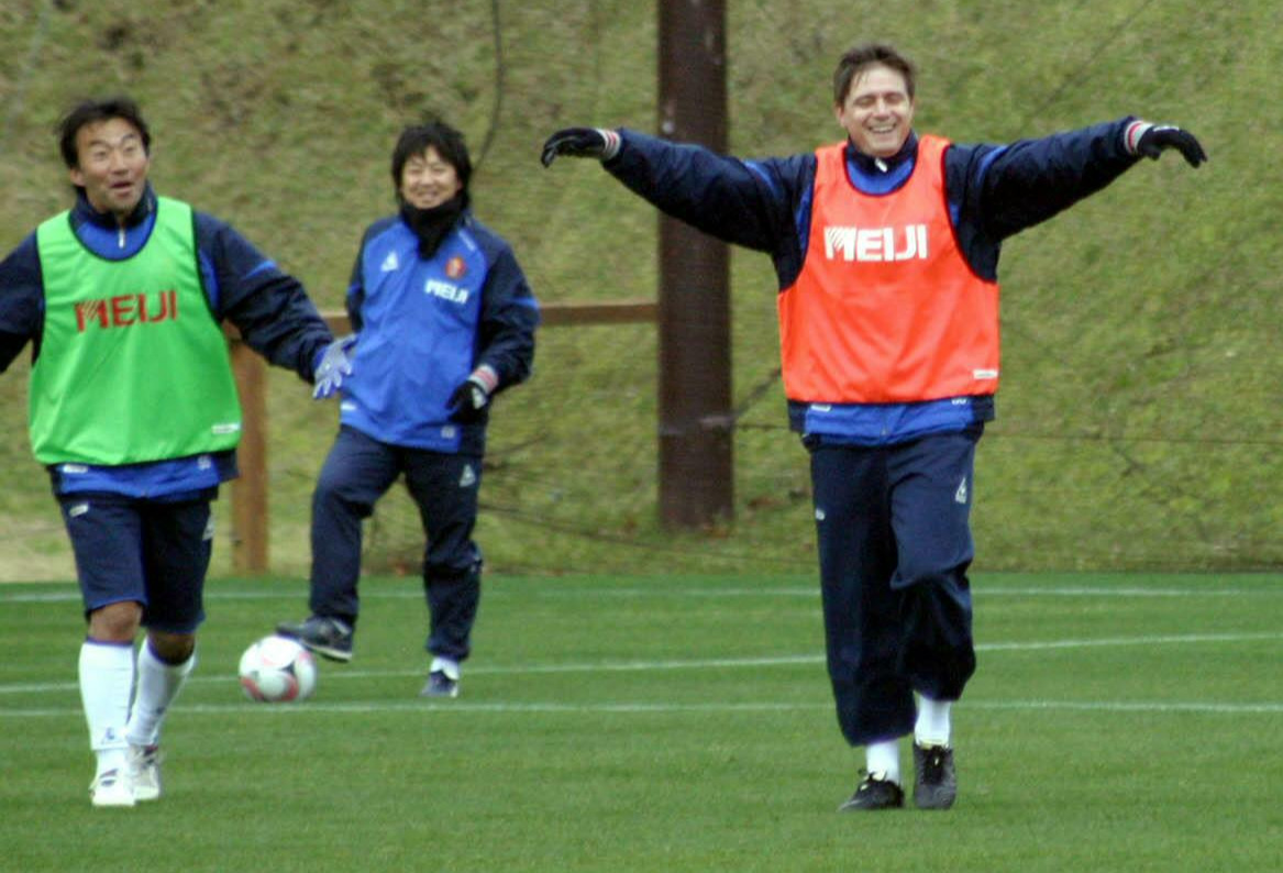 08年1月、キャンプのミニゲームで得点を決めて喜ぶ名古屋ストイコビッチ監督（右）と驚く喜熨斗フィジカルコーチ（左）。中央はホペイロの松浦氏