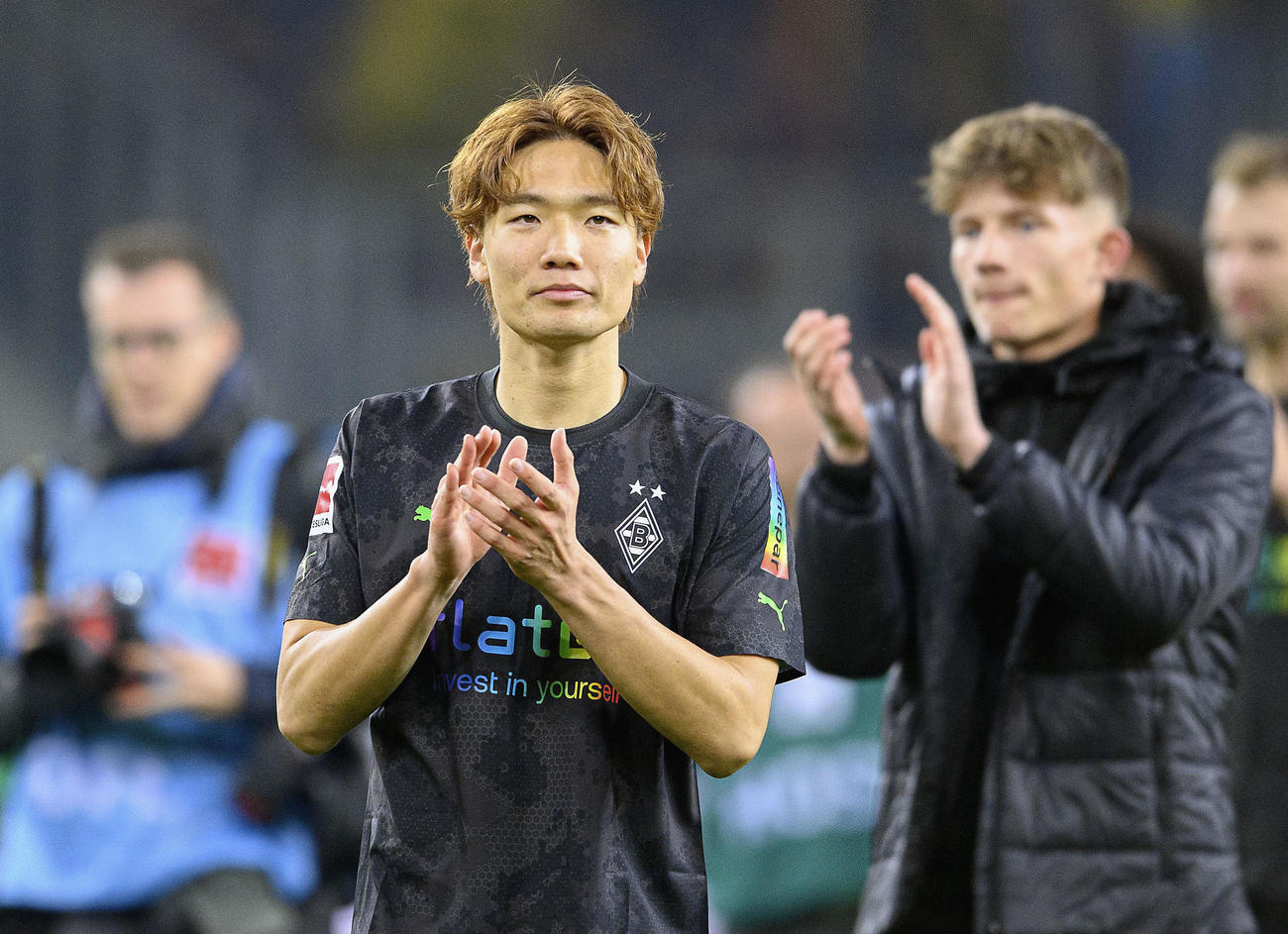 ドルトムント戦で勝利し、喜ぶボルシアMGの板倉＝メンヘングラッドバッハ（共同）