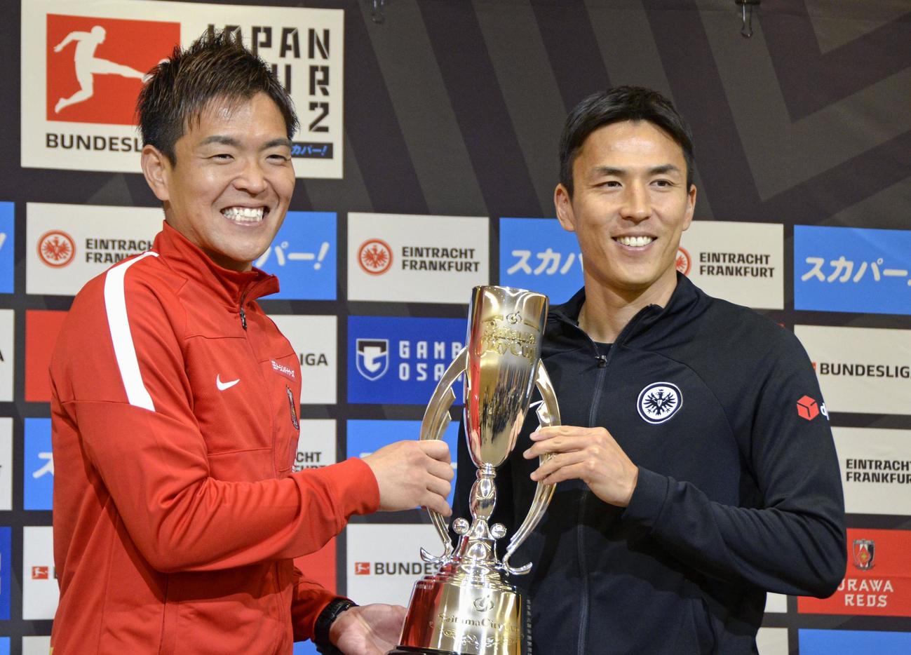 浦和との親善試合の前日記者会見に臨むアイントラハト・フランクフルトの長谷部。左は浦和のGK西川（共同）
