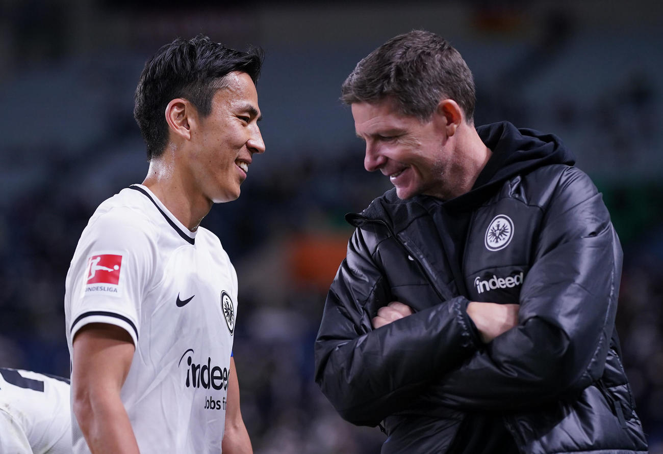 浦和対Eフランクフルト　試合後、Eフランクフルト長谷部誠（左）はグラスナー監督と談笑する（撮影・垰建太）