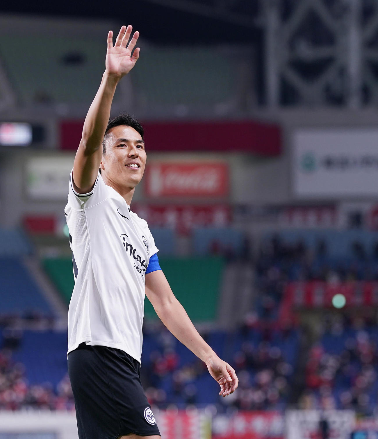 浦和対フランクフルト　試合後、埼玉スタジアムのサポーターに応えるフランクフルト長谷部（撮影・垰建太）