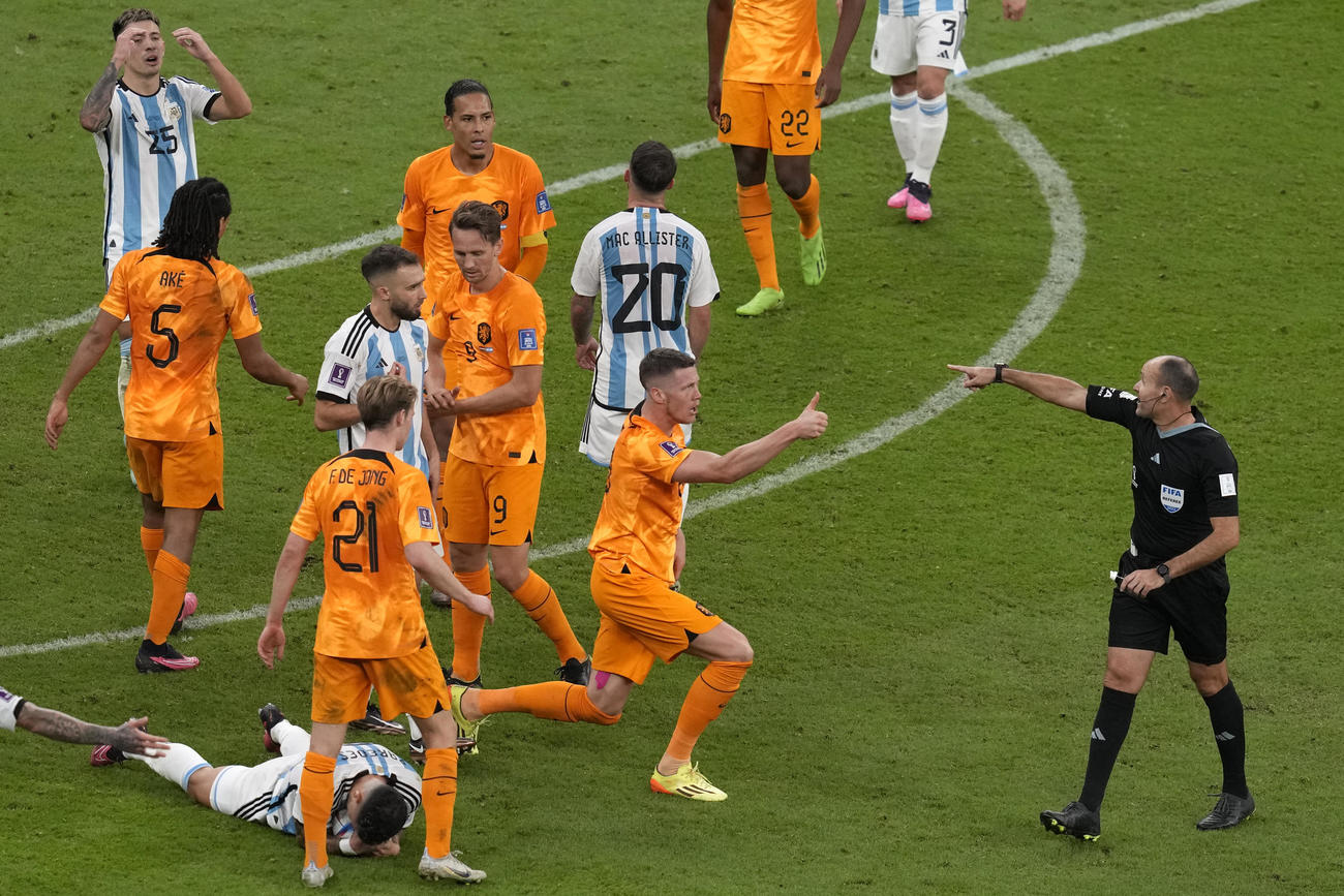 W杯準々決勝　オランダとアルゼンチンの試合でオランダの選手に言葉をかけるアントニオ・マテウ主審(AP） 