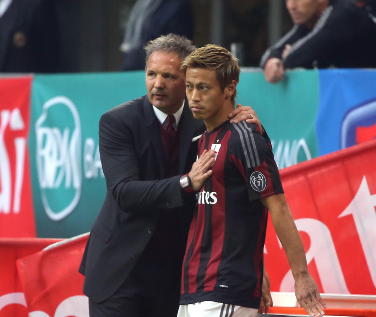 ピッチに入る前にミハイロビッチ監督（左）から指示を受けるACミラン本田（2015年10月25日撮影・PNP）
