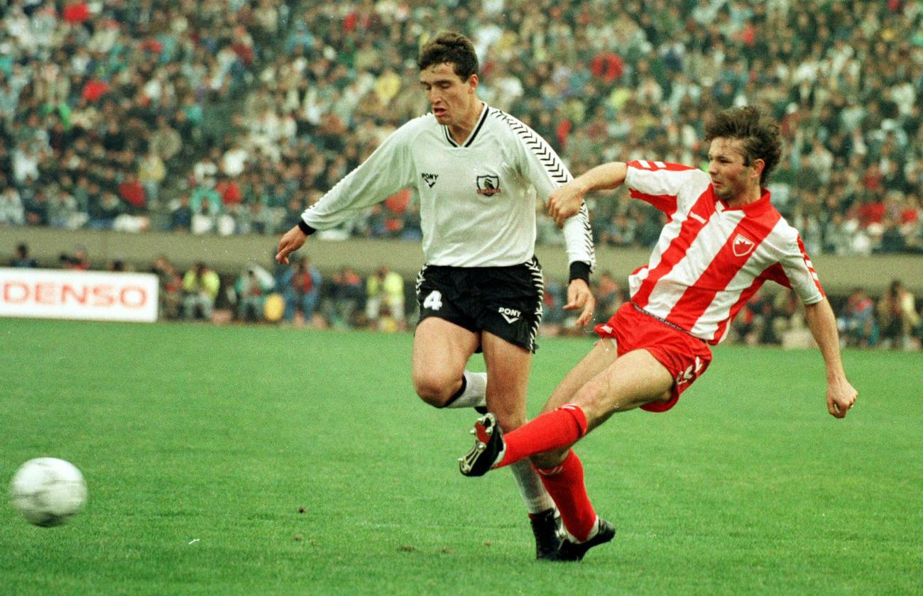 トヨタ杯　レッドスター対コロコロ　ミハイロビッチ（右）はパンチェフのゴールをお膳立てするクロスを上げる（1991年12月8日撮影）