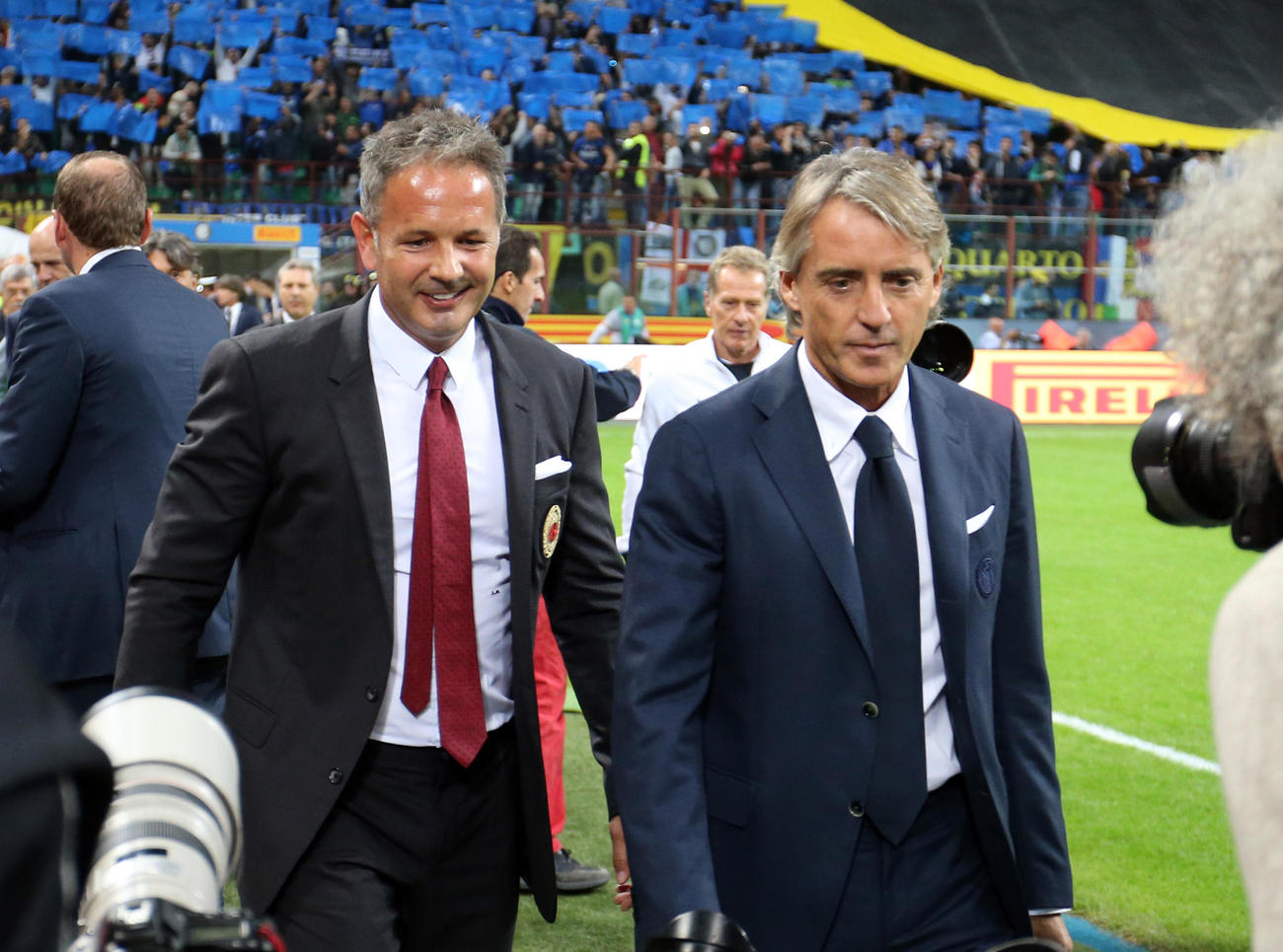 2015年9月13日、インテルミラノのロベルト・マンチーニ監督（右）とACミランのシニシャ・ミハイロビッチ監督