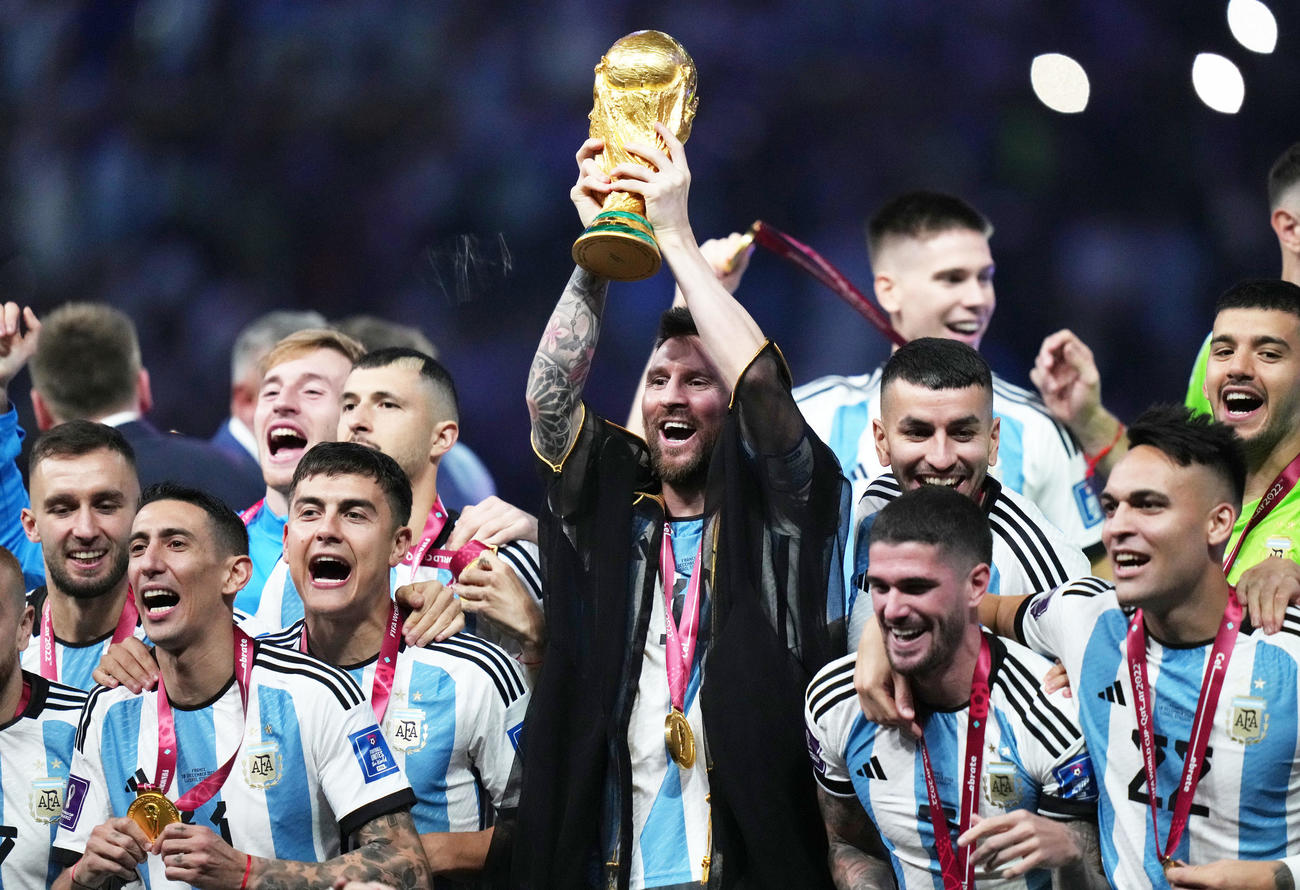 アルゼンチン対フランス　優勝を果たしW杯トロフィーを掲げるアルゼンチン・メッシ（中央）（2022年12月18日撮影）
