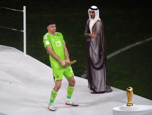 W杯で下品パフォ、GKマルティネスと所属のエメリ監督「彼の喜び方