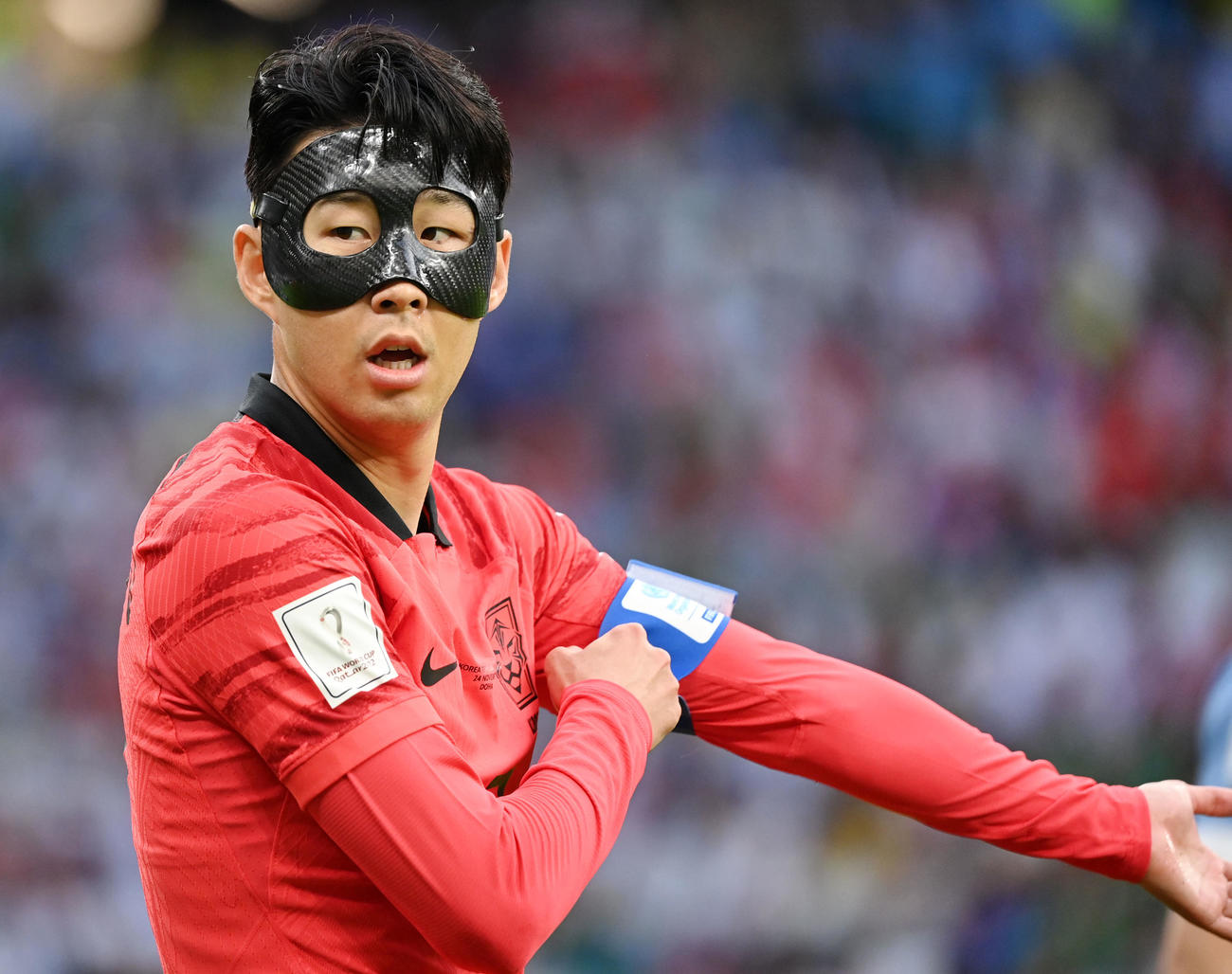 22年11月24日、ウルグアイ対韓国　前半、フェースガードをつけプレーする韓国孫興民