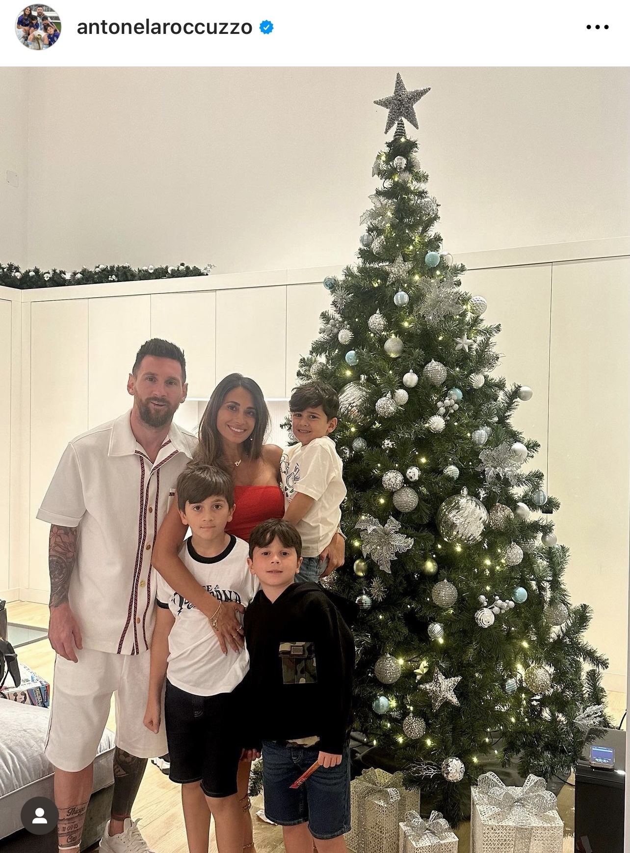 クリスマスツリーの前でメッシ、3人の息子と写真におさまるアントネラさん（アントネラさんのインスタグラムより）