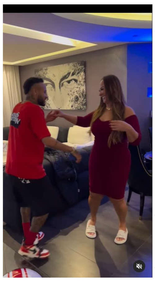 母ナディーンさんと仲むつまじく踊るネイマール（ネイマールのインスタグラムより）
