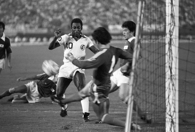 ペレ引退試合　ニューヨークコスモス対日本代表　シュートを狙うペレさん（1977年9月14日撮影）