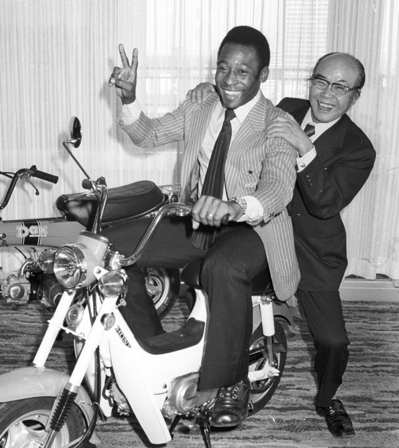 ホンダとＣＭ契約を結んだペレさん（左）と、一緒にバイクにまたがりご機嫌な本田宗一郎さん