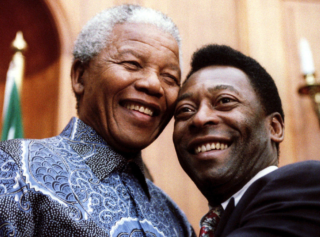 1995年3月24日、南アフリカ共和国のネルソン・マンデラ大統領と笑顔のペレ氏（ロイター）