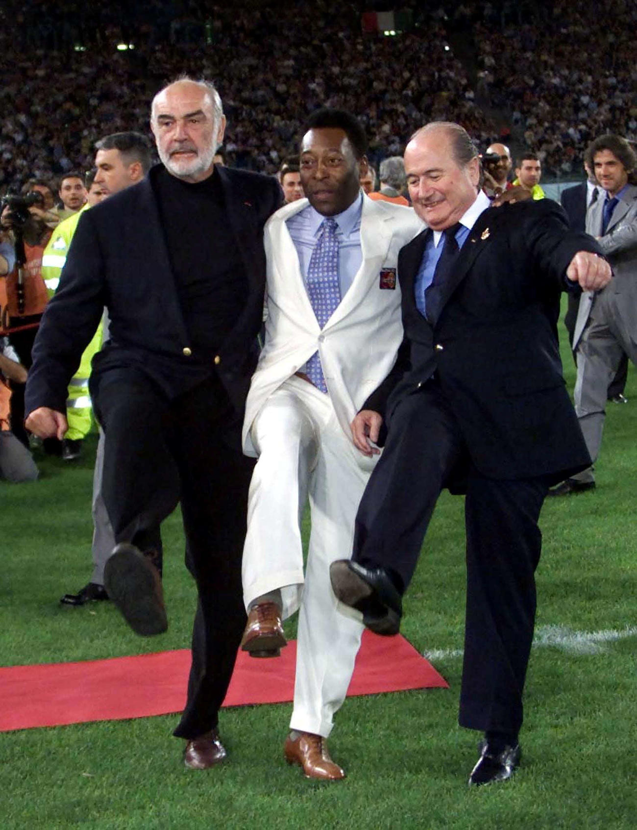 00年5月、ボールを蹴るポーズで写真に納まる、左からショーン・コネリー、ペレ氏、FIFAブラッター会長（ロイター）
