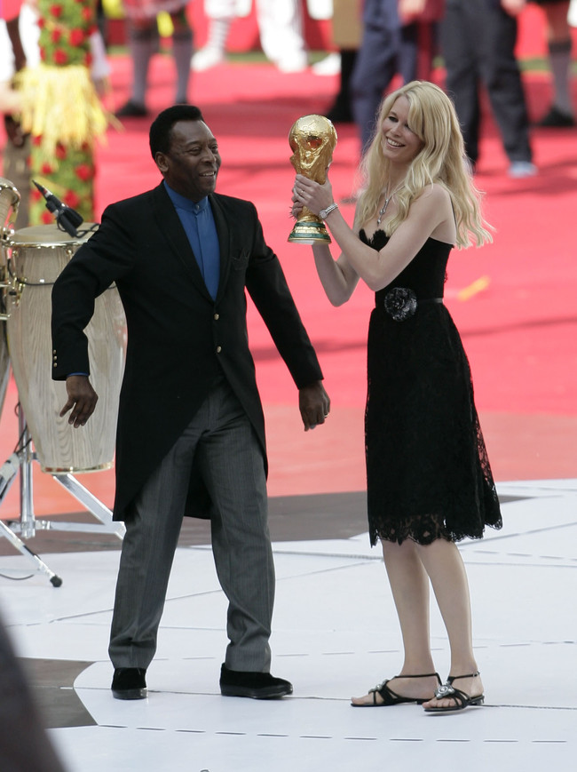 W杯ドイツ大会開会式　トロフィーをかかげるクラウディア・シファーさん（右）とペレさん（2006年6月9日撮影）