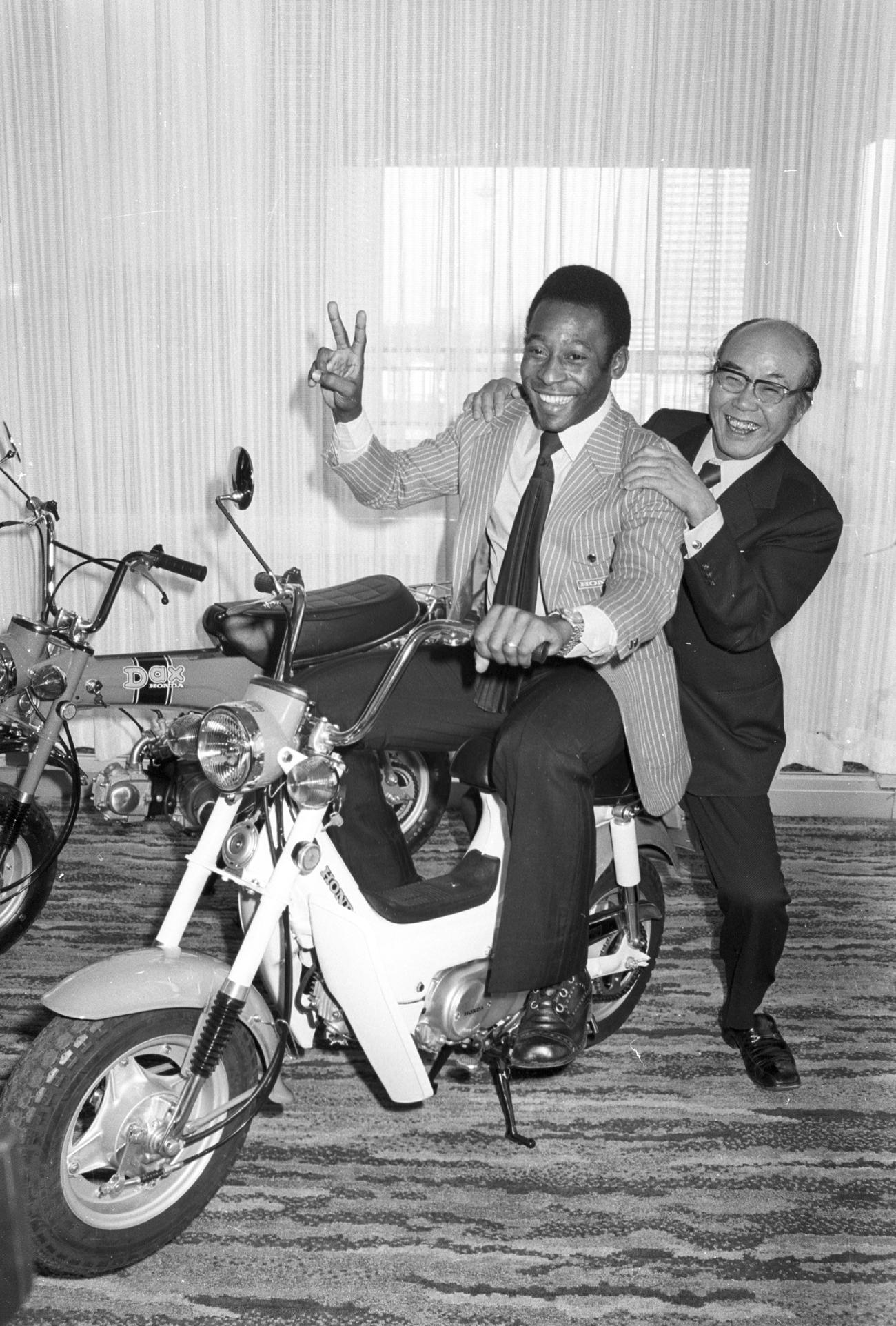 76年1月、ホンダとCM契約を結び、本田宗一郎氏（右）とバイクにまたがるペレ氏