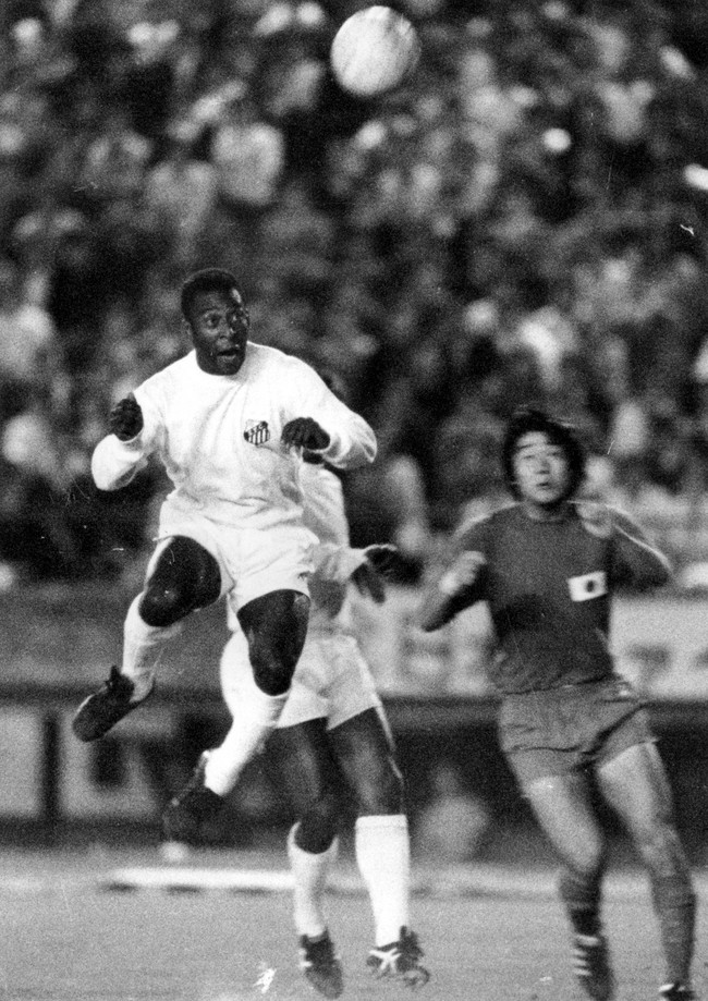 日本対サントス　驚異的な打点でヘディングするペレさん（1972年5月24日撮影）