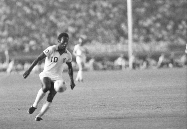 ペレ引退試合　ニューヨークコスモス対日本代表　ドリブルを仕掛けるペレさん（1977年9月14日撮影）
