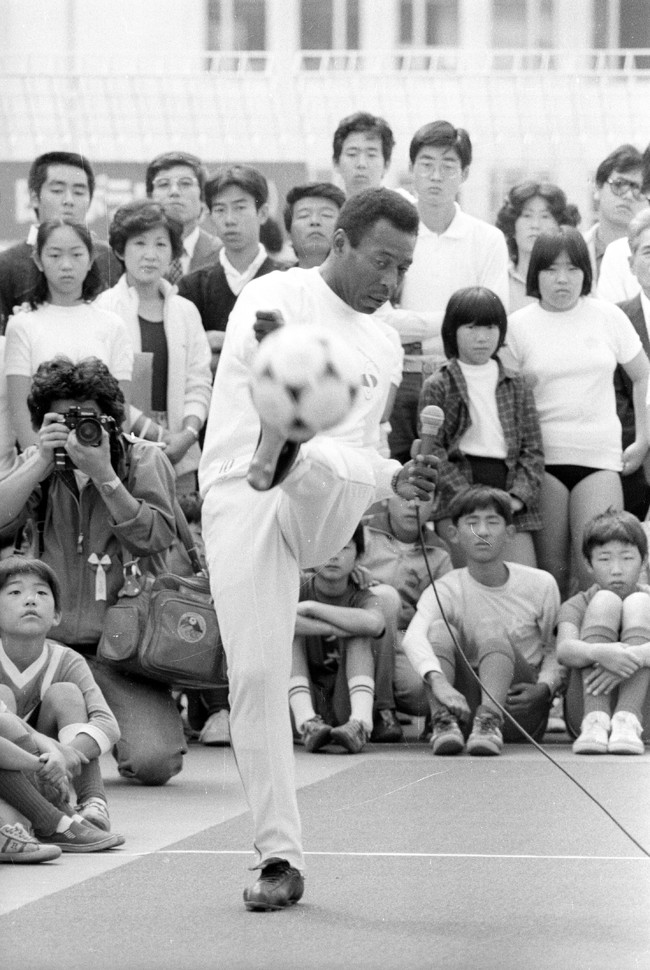 子どもたちを相手にワンポイントレッスン。トラップ、キック、シュートと妙技を披露したペレさん（1980年10月10日撮影）