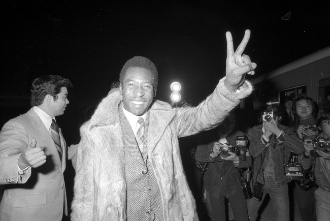 「ペレ・サッカー教室」のため来日し、にこやかにVサインをするペレさん（1974年11月19日撮影）