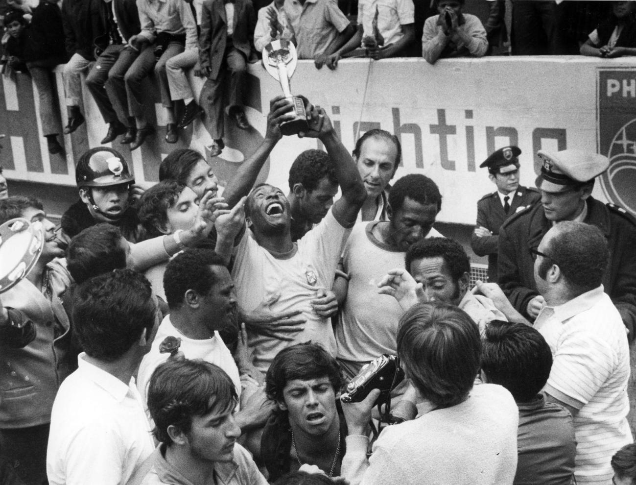 70年6月、W杯メキシコ大会で優勝し、トロフィーを掲げるブラジルのペレ（中央）（ゲッティ＝共同）
