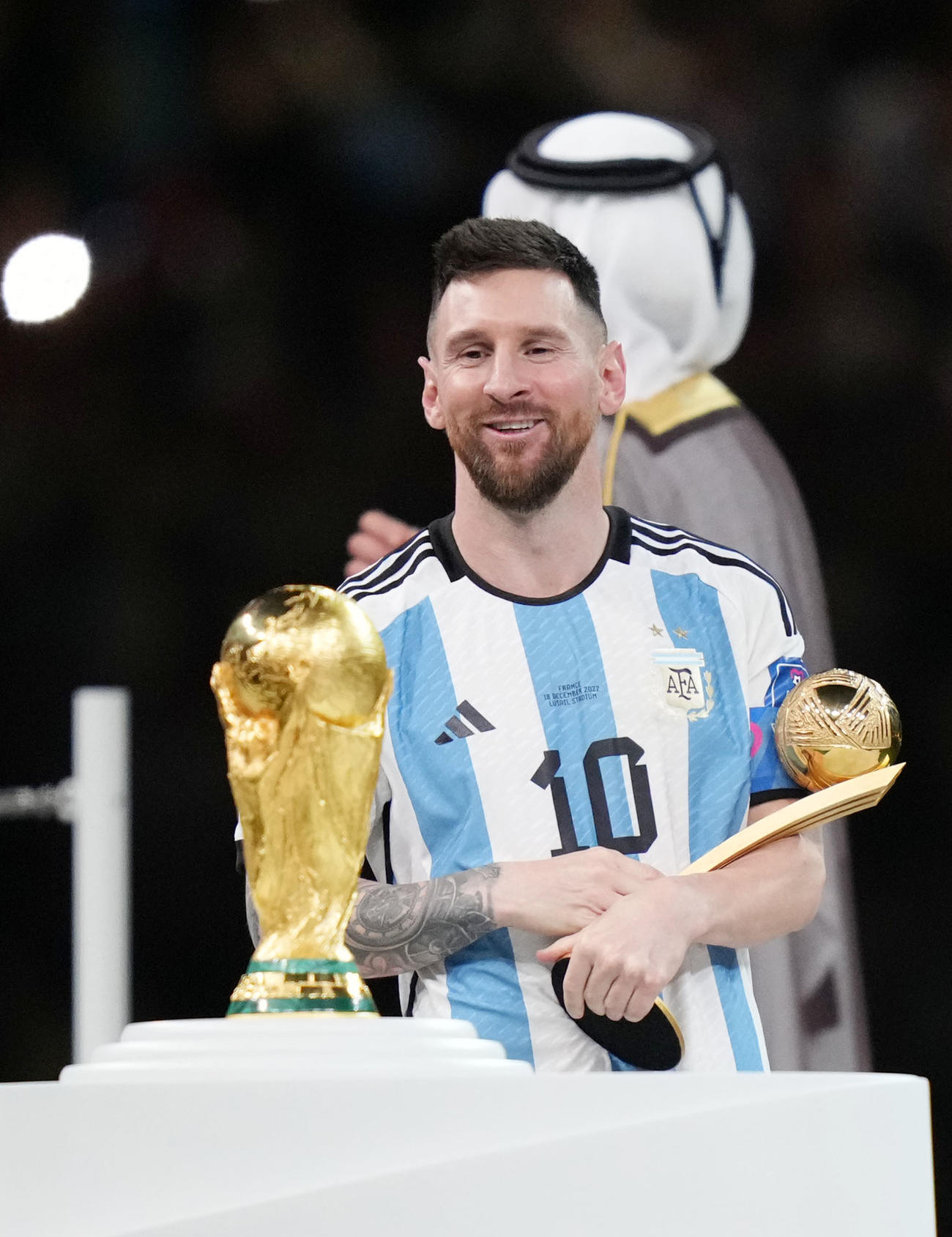 MVP授賞式の際、W杯トロフィーを無邪気な笑顔で見つめるアルゼンチン代表リオネル・メッシ（2022年12月18日撮影）