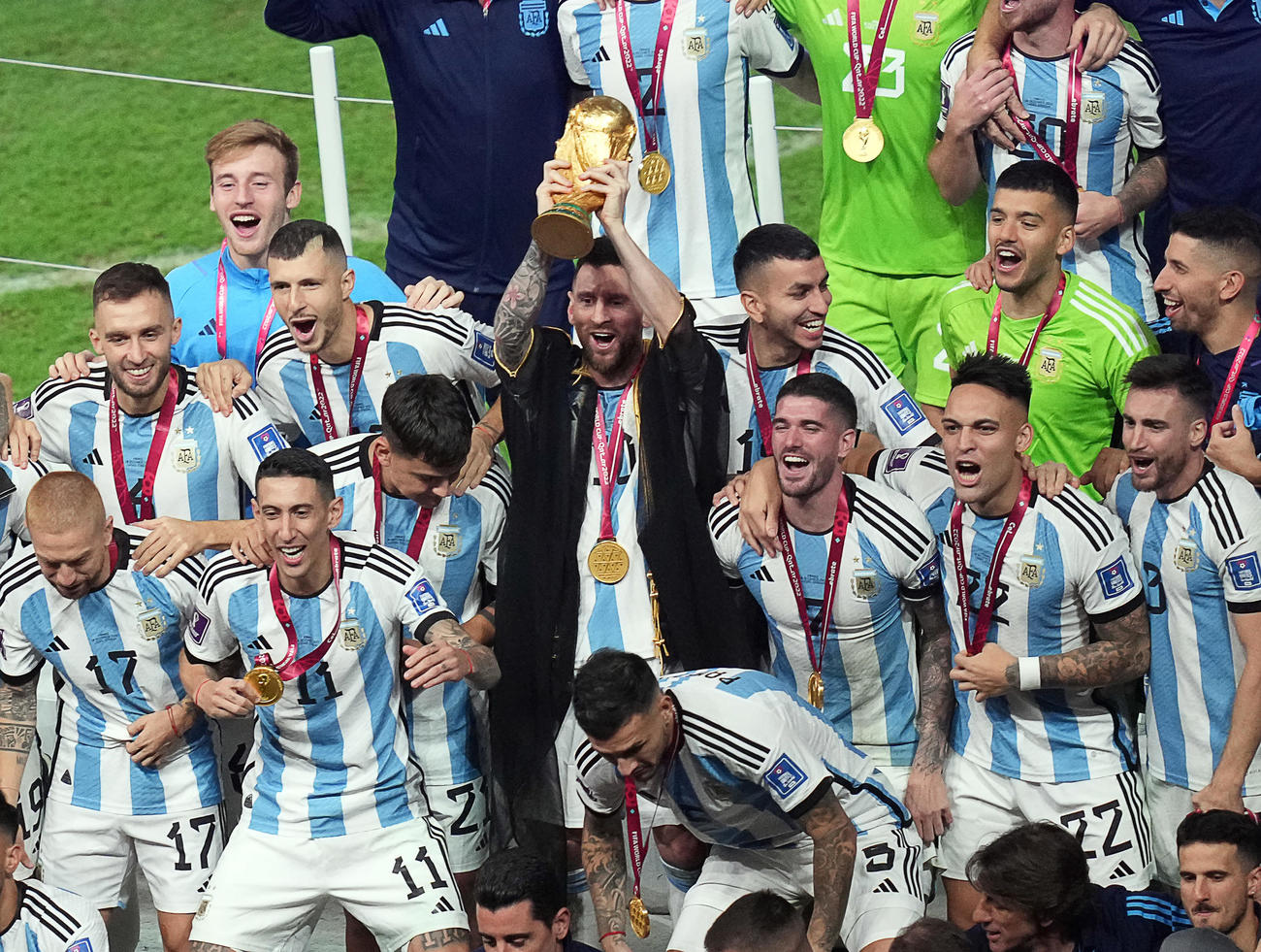 フランスに勝利し、W杯トロフィーを掲げるアルゼンチンのメッシ（中央）（2022年12月18日撮影）
