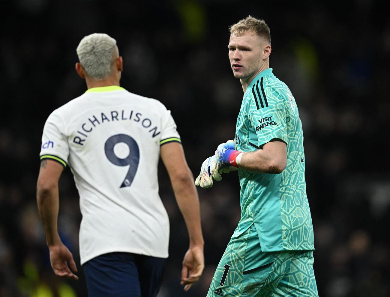 試合後アーセナルGKラムズデール（右）と衝突するトットナムFWリシャルリソン（左）（ロイター）