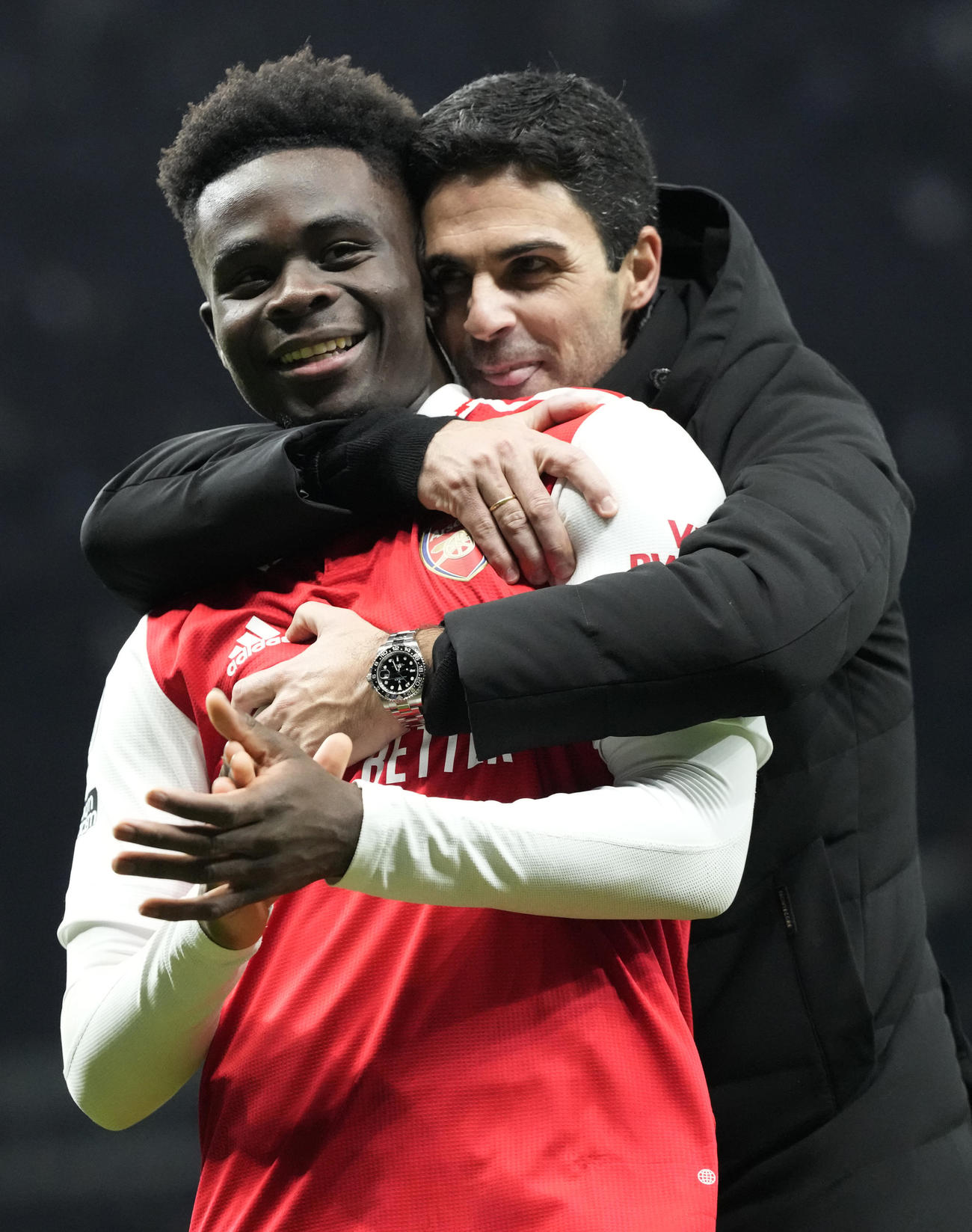 試合に勝利し喜ぶアーセナルのブカヨとミゲル監督（AP）