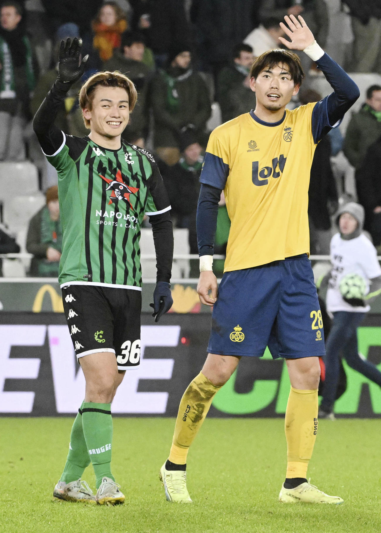 試合終了後、声援に応えるセルクル・ブリュージュの上田（左）とサンジロワーズの町田＝ブリュージュ（共同）