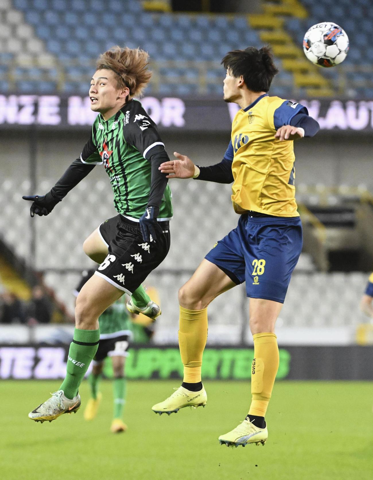 前半、競り合うセルクル・ブリュージュの上田（左）とサンジロワーズの町田＝ブリュージュ（共同）