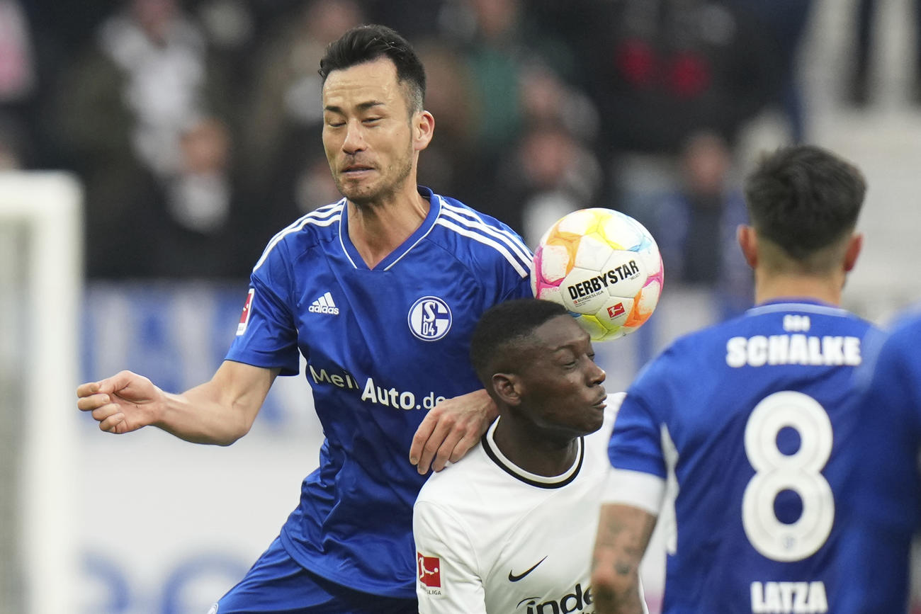 競り合う吉田（AP）