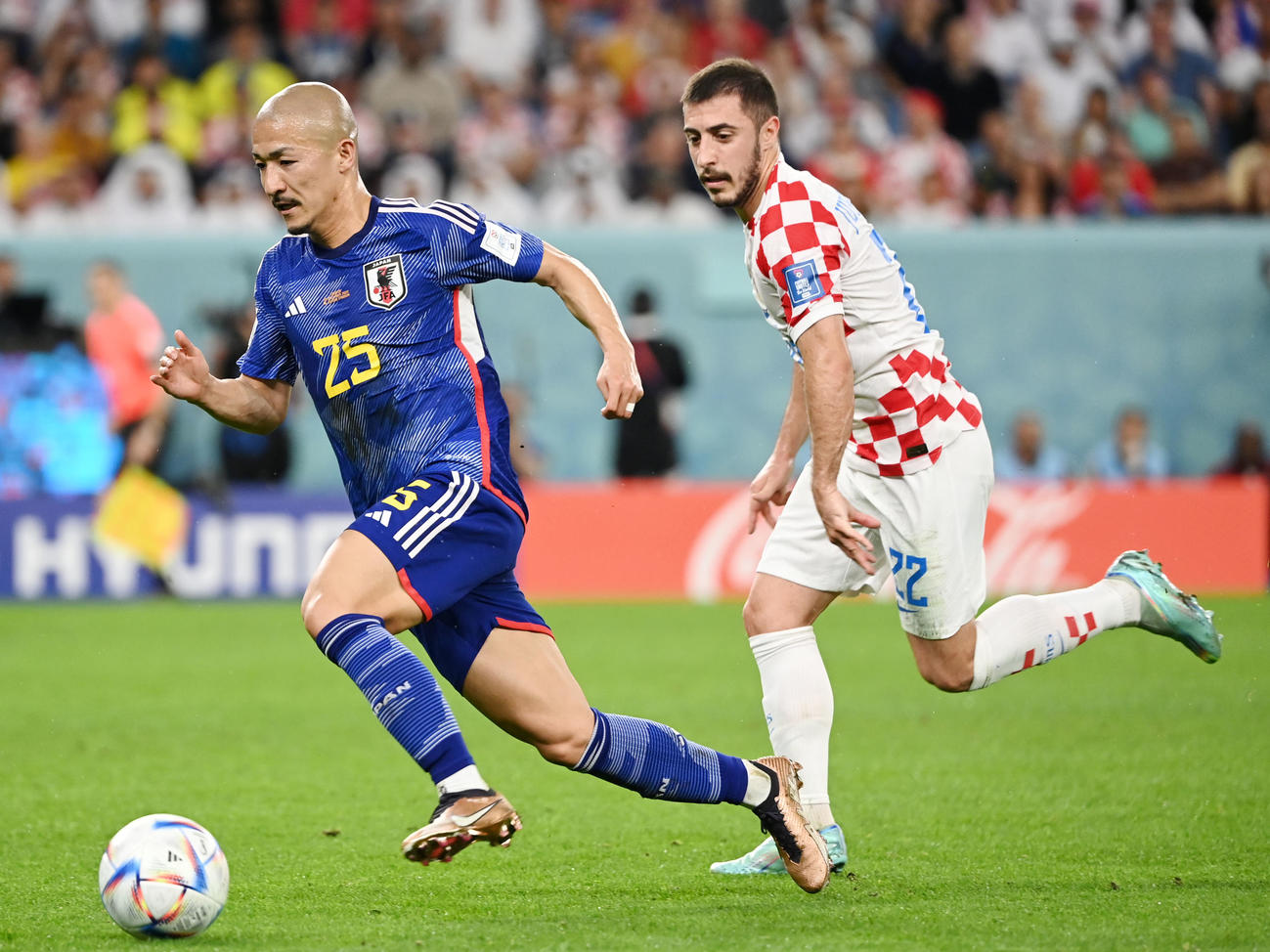 2022年12月5日、サッカーワールドカップ（W杯）カタール大会　決勝トーナメント1回戦　日本対クロアチア　前半、ドリブルで駆け上がる前田。右はクロアチアのユラノビッチ