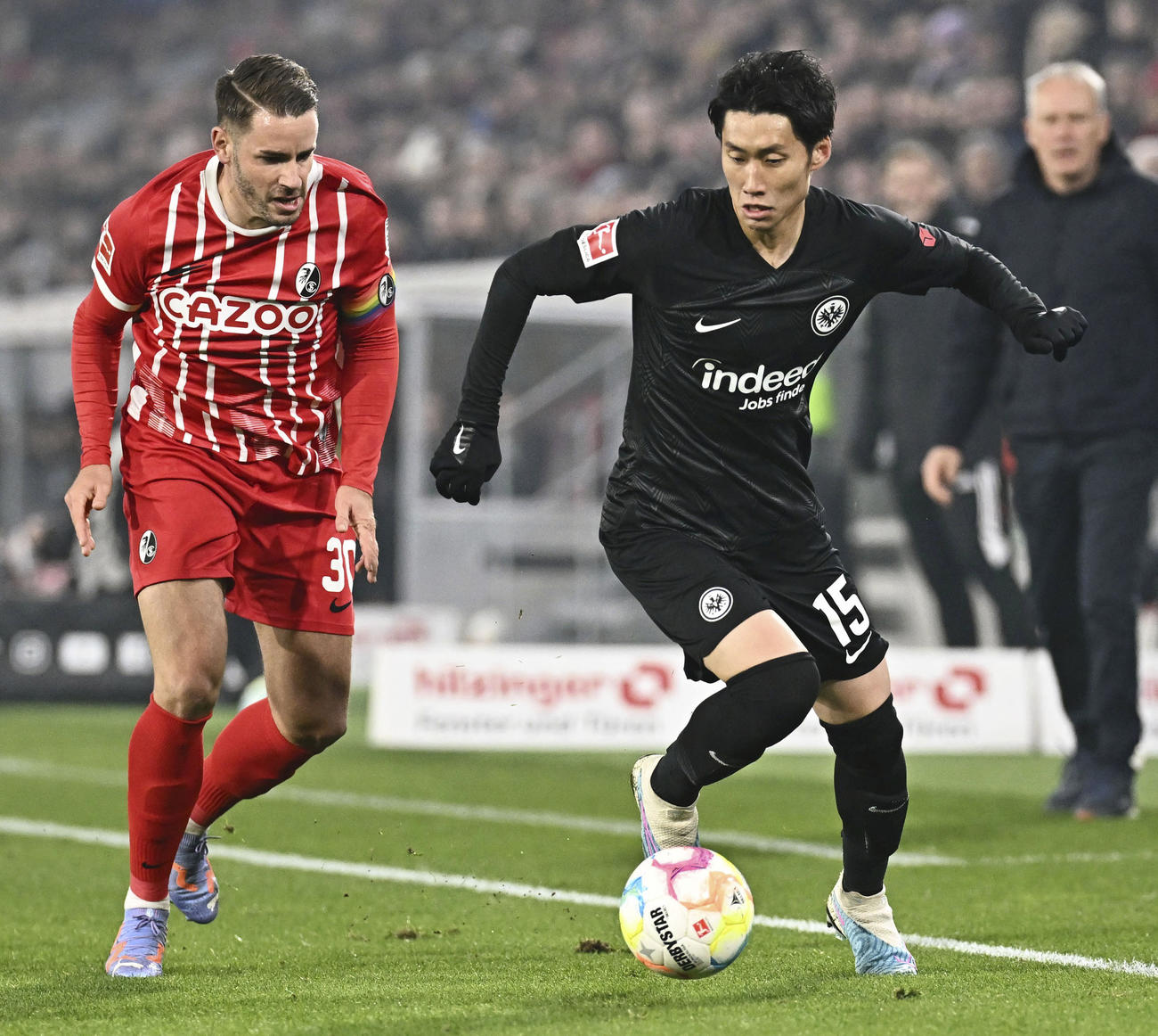 フライブルク戦で競り合うEフランクフルトの鎌田（右）（共同）