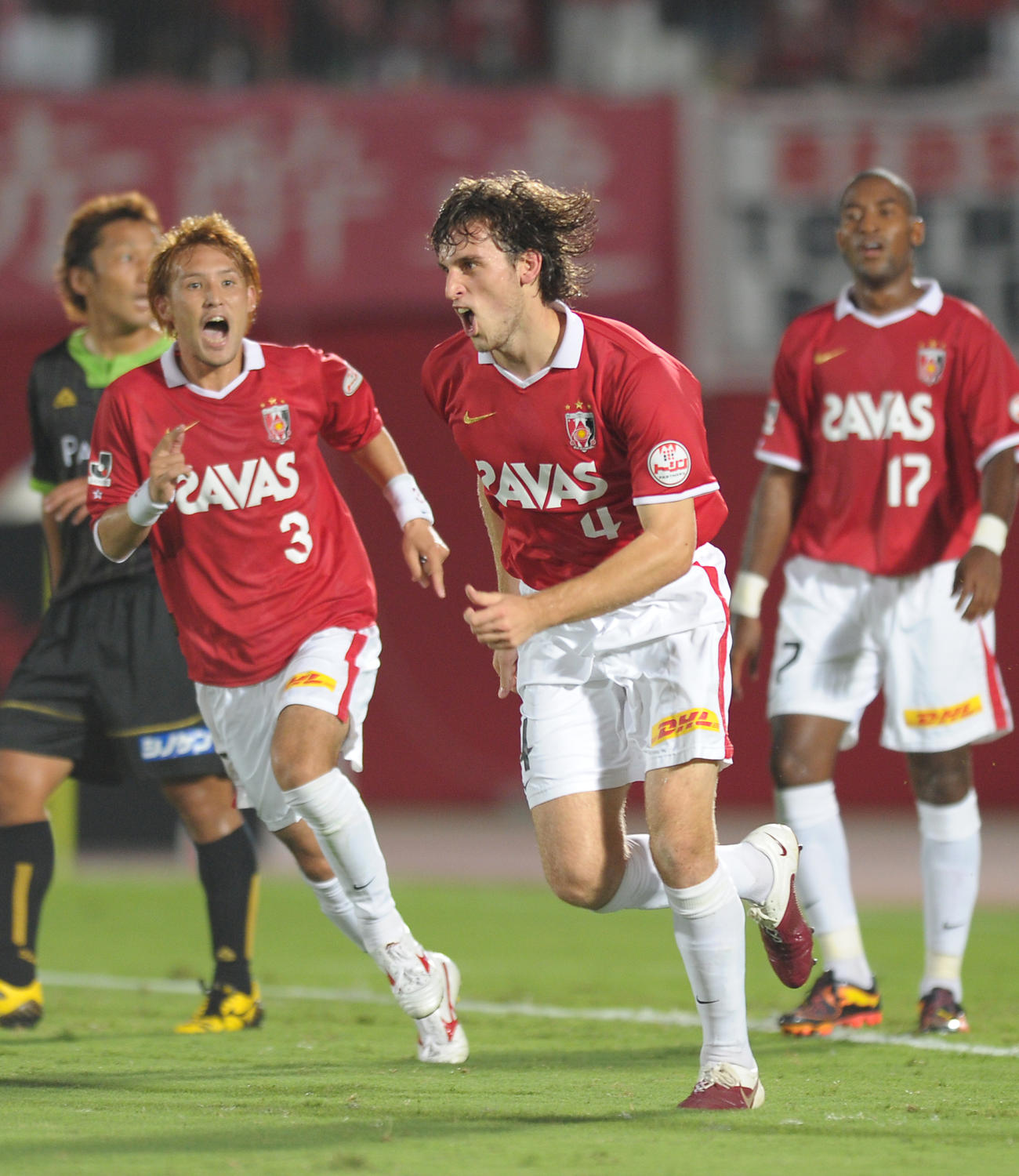 2010年8月、湘南戦で先制ゴールを決めて喜ぶ浦和マシュー・スピラノビッチ（中央）