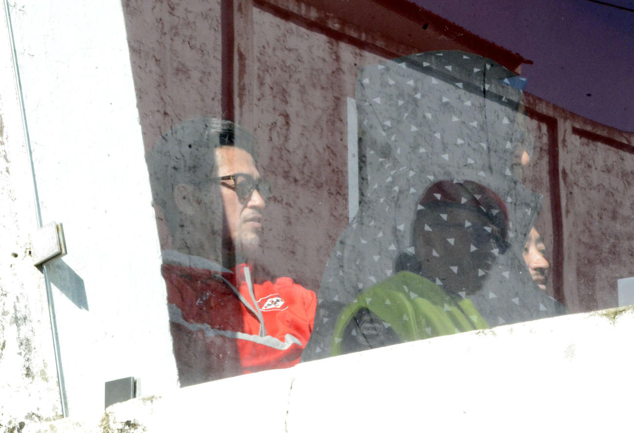 会場で試合を見守るオリベイレンセの三浦（共同）